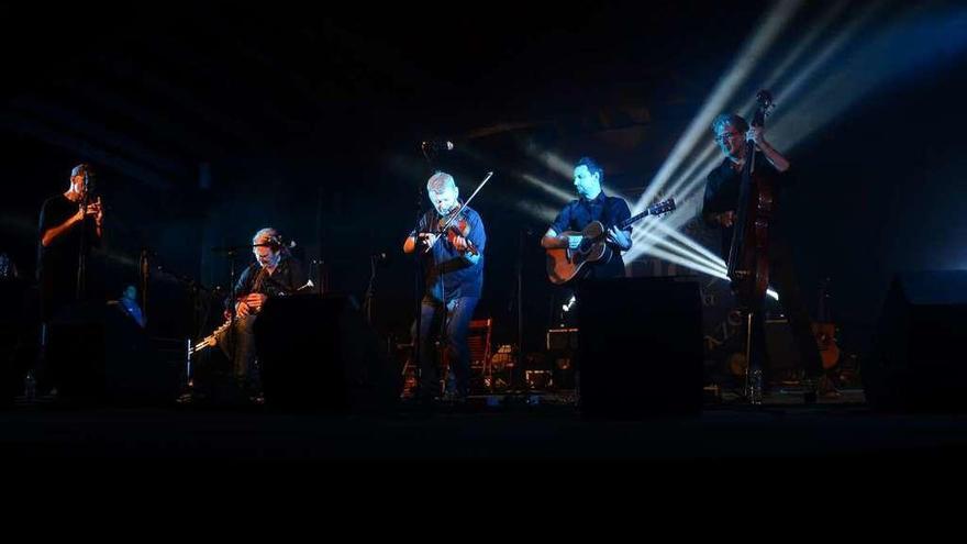 Actuación de Lúnasa, anoche, en el escenario del Festival Intercéltico. // Gonzalo Núñez