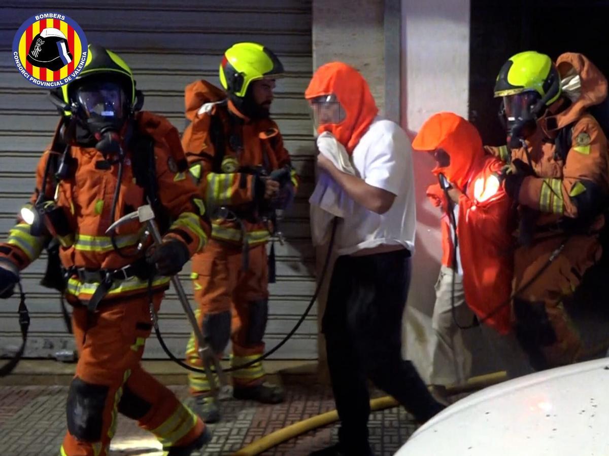 Noche de tensión en l'Horta: dos incendios en viviendas de Silla y Alfafar con doce personas atendidas tras quedar atrapadas.