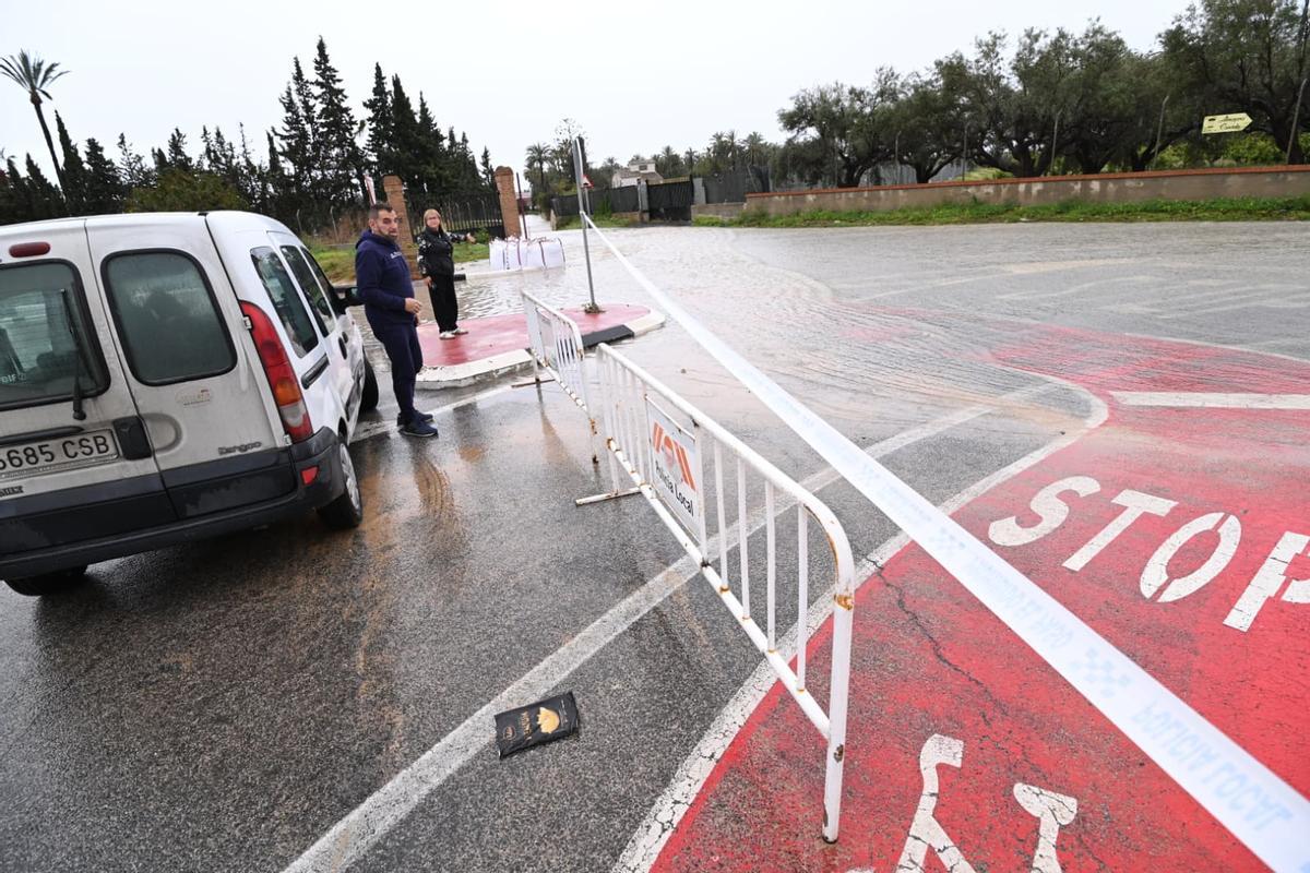 El barranco de San Antón en Elche se desborda en la carretera de Santa Pola