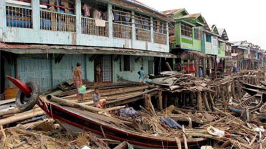 Un carguero con ayuda de la Cruz Roja a Birmania se hunde en el delta del Irrawaddy