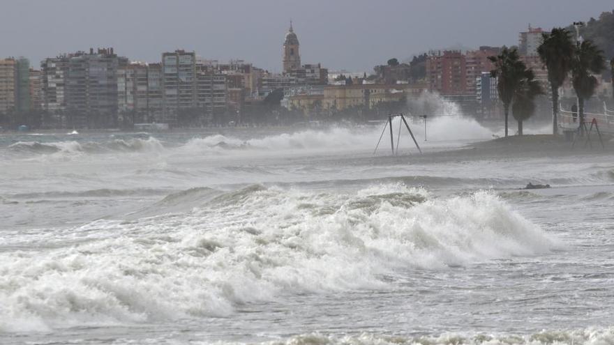 Olas en las playas de la capital.