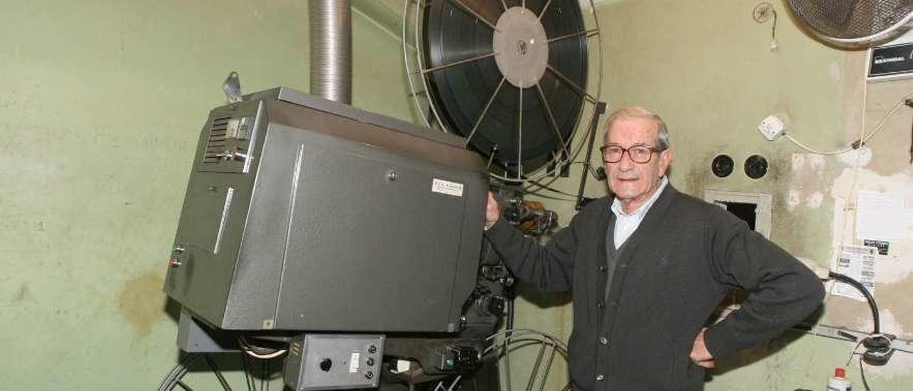 Víctor Fernández, en la sala de proyección, en 2005, cuando se cerró el Colón.