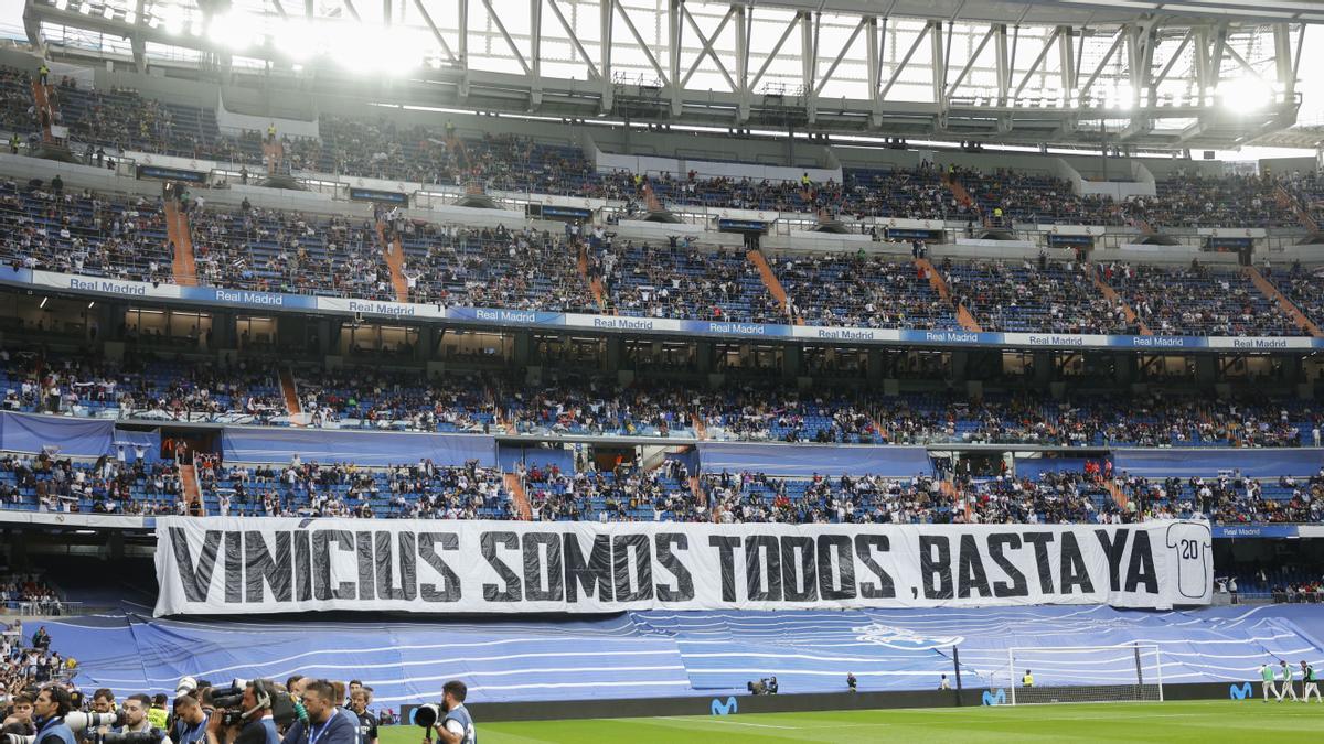 Fotografía de una pancarta de apoyo a Vinícius Jr. en el estadio Santiago Bernabéu 