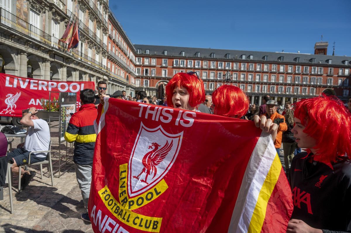 Los hinchas del Liverpool calientan Madrid.