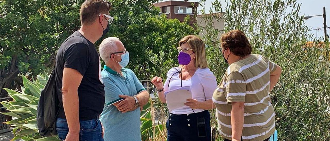 Inmaculada Medina, intentando ayer convencer a los vecinos de que la carretera no es suya. | | LP/DLP