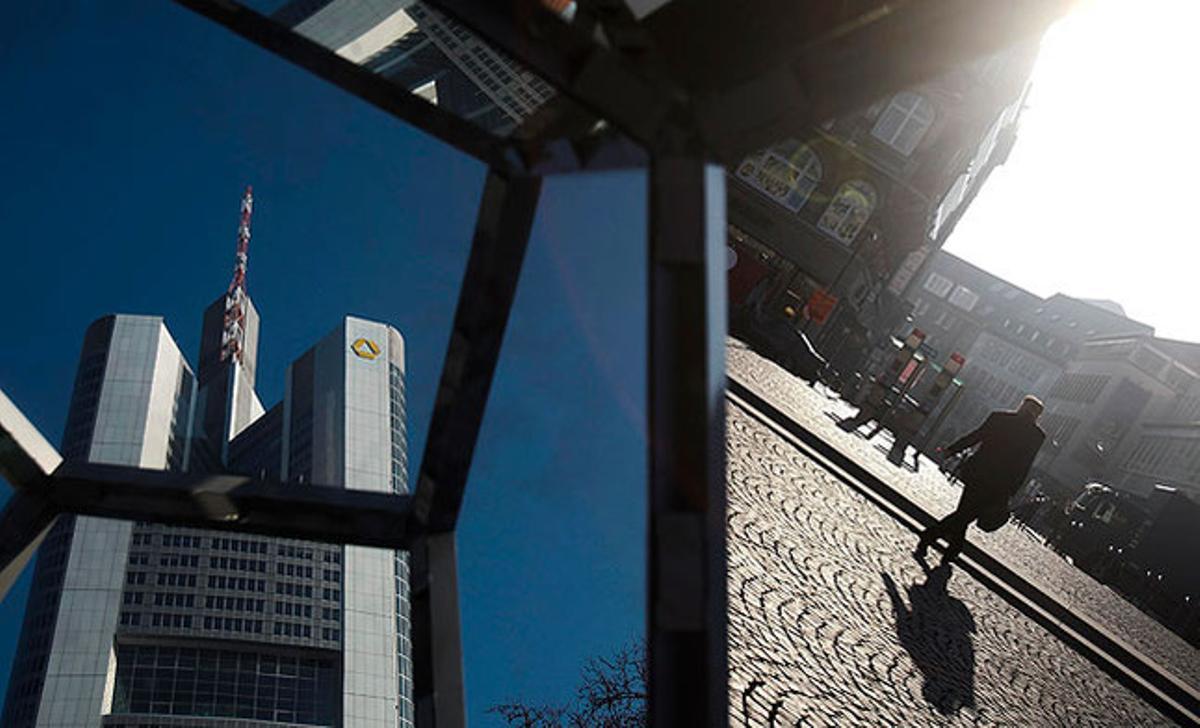 La seu del Commerzbank alemany és fotografiada a través dels miralls d’una de les obres d’art que s’exposen davant de l’edifici.