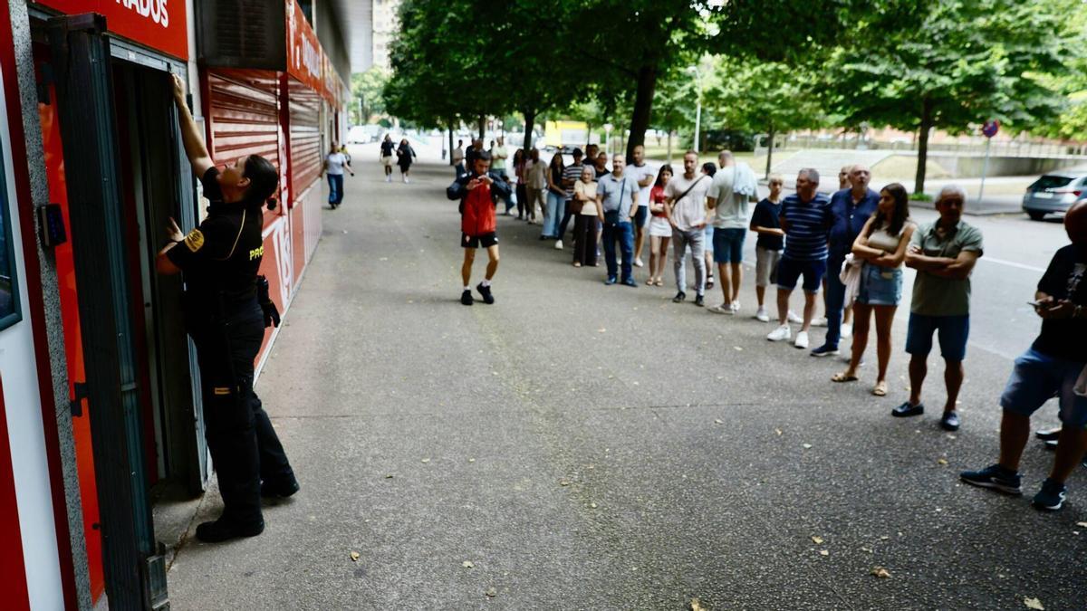 Aficionados esperando este jueves a que abran las taquillas de El Molinón.