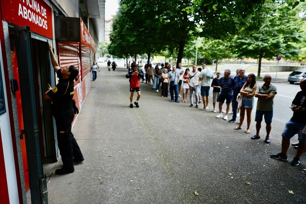 EN IMÁGENES: El Sporting abre la campaña de altas con 350 nuevos socios en las dos primeras horas: "Hay que confiar siempre"