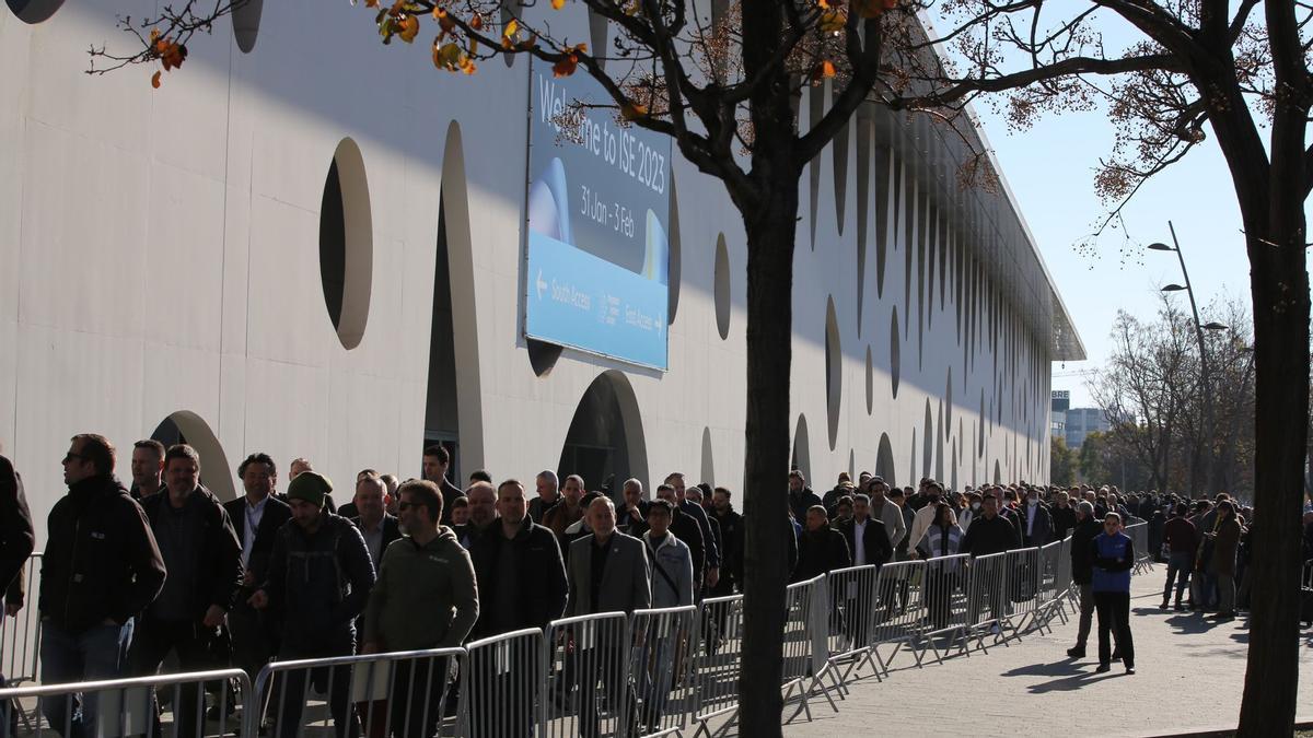  Colas de acceso en la entrada del salón ISE