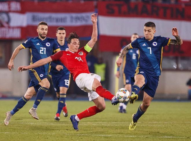 Julian Baumgartlinger (i) de Austria disputa el balón con Muhamed Besic (d) de Bosnia y Herzegovina durante un partido entre Austria y Bosnia y Herzegovina de la Liga de Naciones, en Viena (Austria).