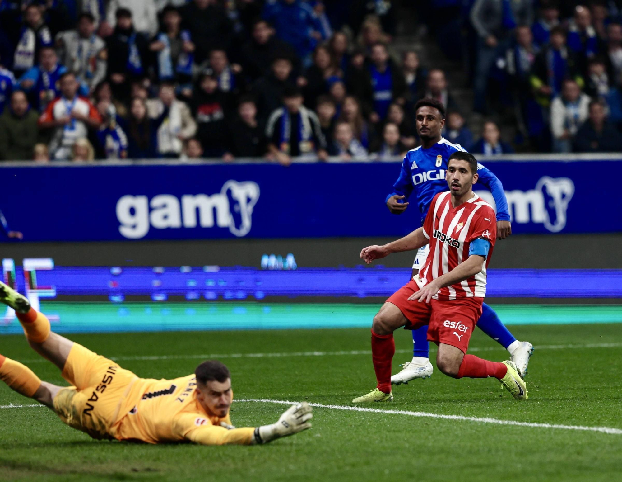 Así fue el derbi asturiano: todas las fotos del encuentro entre el Oviedo y el Sporting en el Tartiere