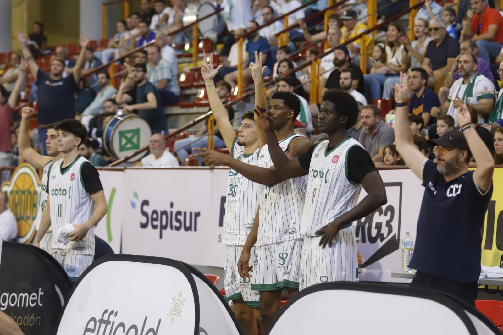El banquillo del Coto Córdoba celebra una canasta.