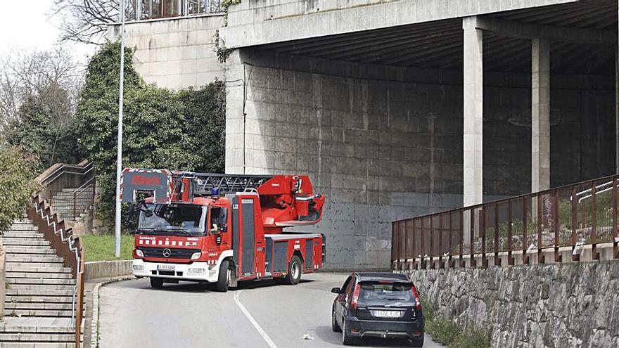 Els Bombers sortint del pont on es va produir el succés.