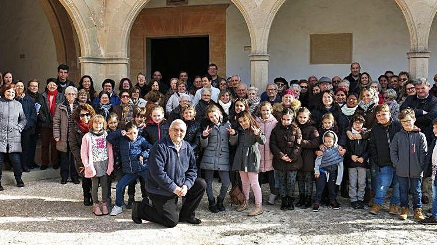 Foto de familia de los participantes en el 65 aniversario.