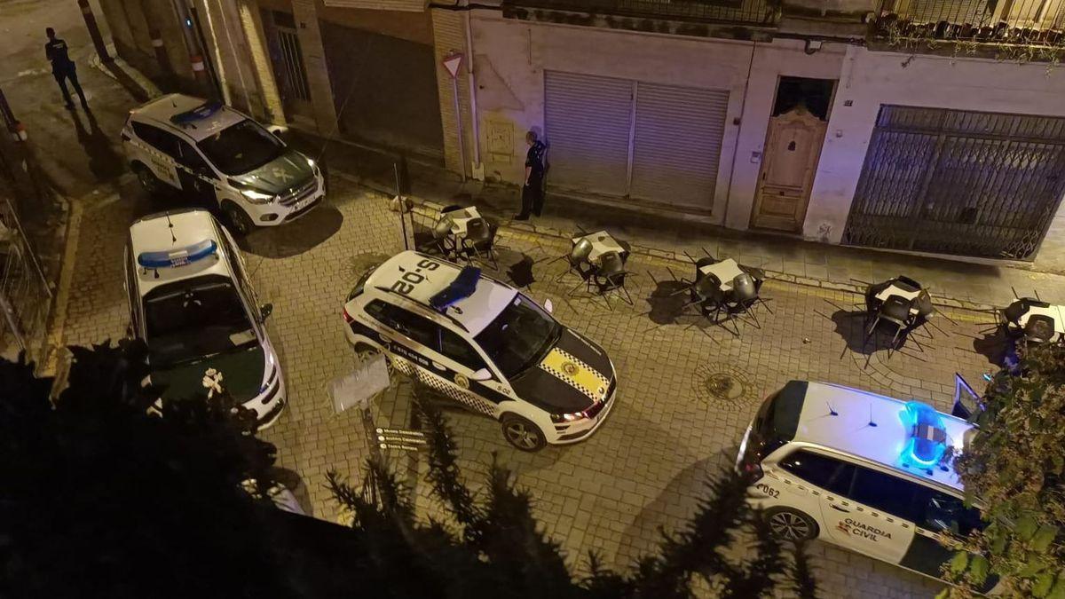 Guardia Civil y Policía Local acordonan la zona donde se ha producido la pelea.