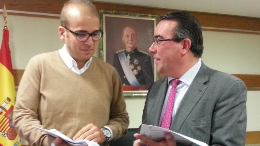 Imagen del edil Adrián Ballester junto al alcalde Emilio Ferrández