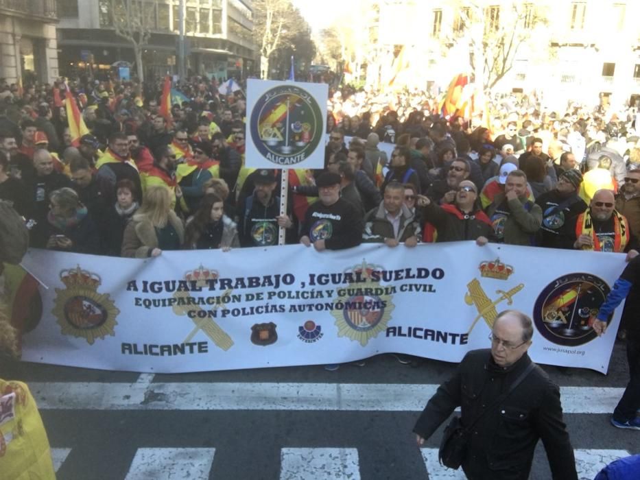 Más de 500 agentes de Alicante piden la equiparación salarial en Barcelona