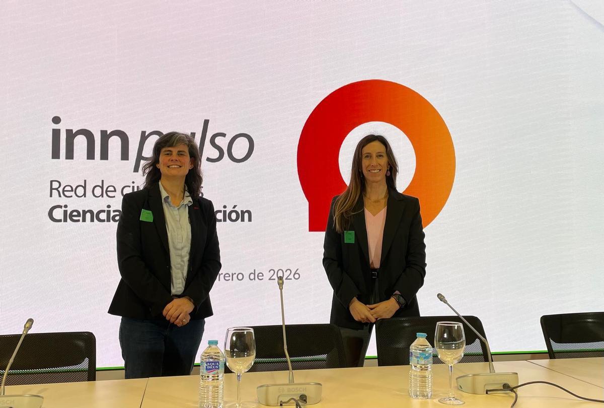 Ángela Pumariega, a la derecha, con Patricia García Zapico, esta mañana, en la asamblea de la Red Innpulso.