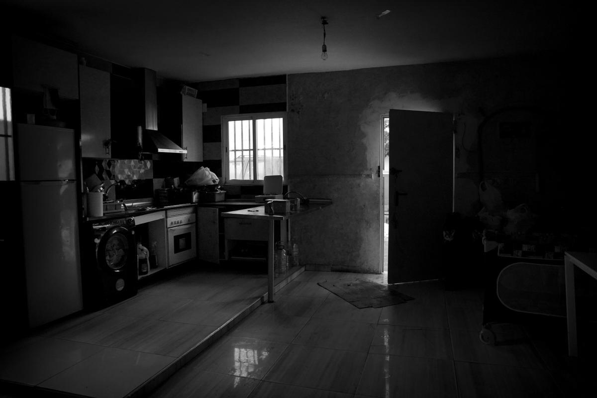 Interior de una casa sin luz en la Cañada Real.