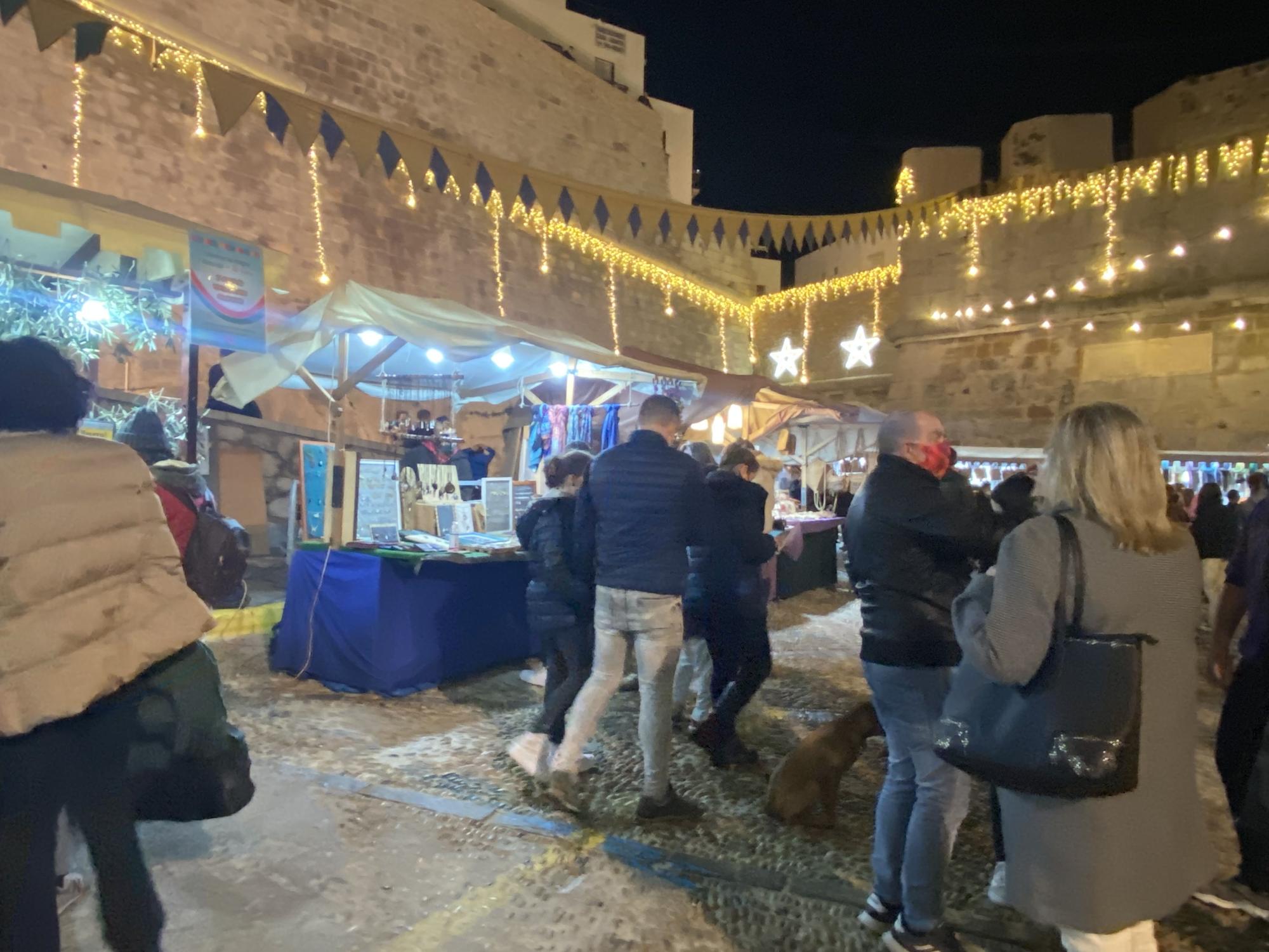 Fusión de luces e historia en Peñíscola con el mercado medieval y el alumbrado de Ferrero Rocher