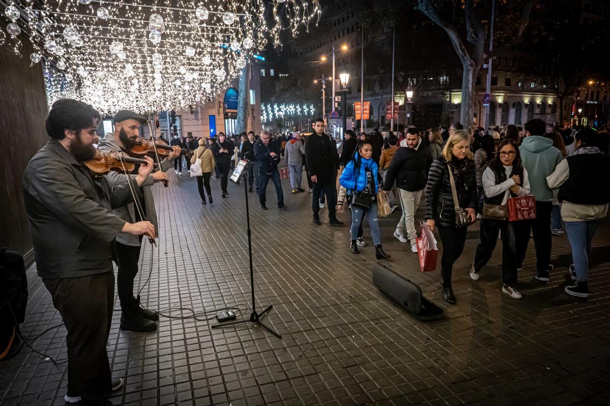 El centro de Barcelona repleto de compradores