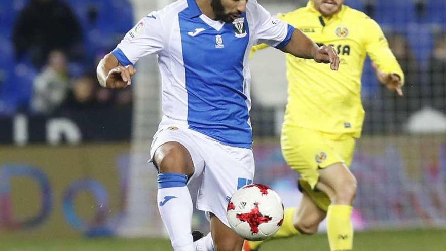 Amrabat, autor del gol del Leganés, controla el balón ayer ante el Villarreal.