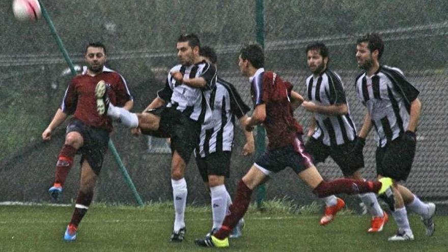 Un momento del choque de ayer en Bueu. // Santos Álvarez