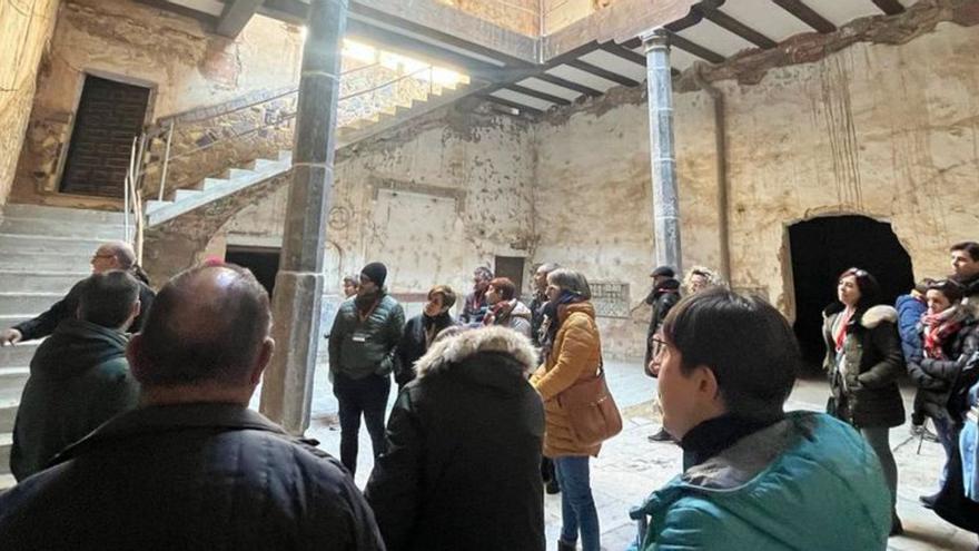 Contemplando las obras de restauración en el interior del castillo. |