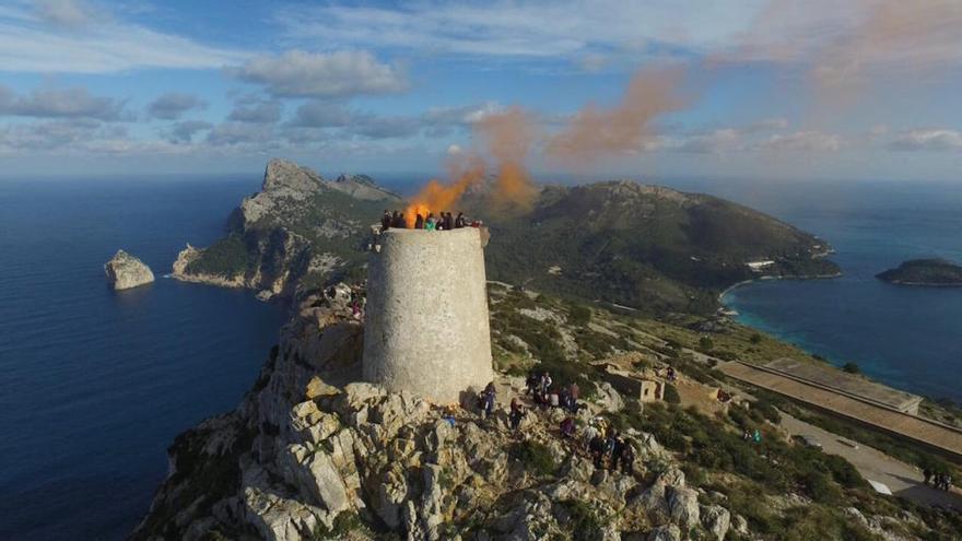 Spektakel für die Menschenrechte: 84 Wachtürme auf Mallorca senden wieder Feuer- und Rauchzeichen