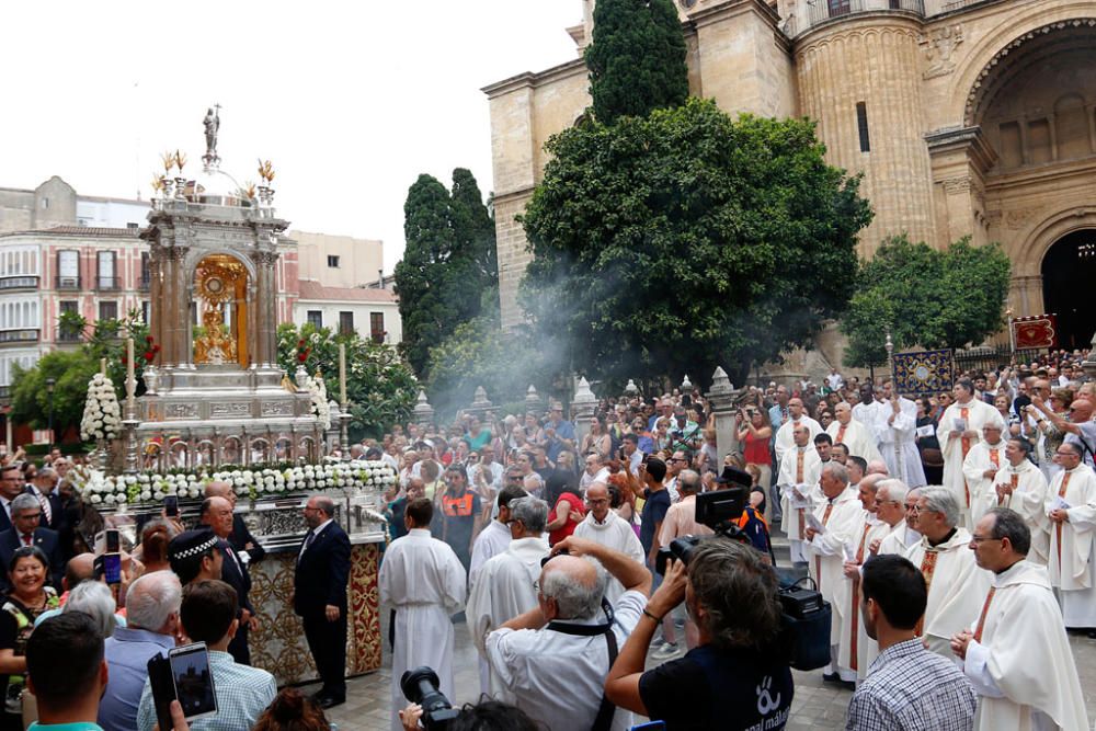 Málaga celebra el Corpus Christi en domingo y pese a las nubes que poco a poco ocupan los cielos, se palpa la alegría de vivir del arranque del verano