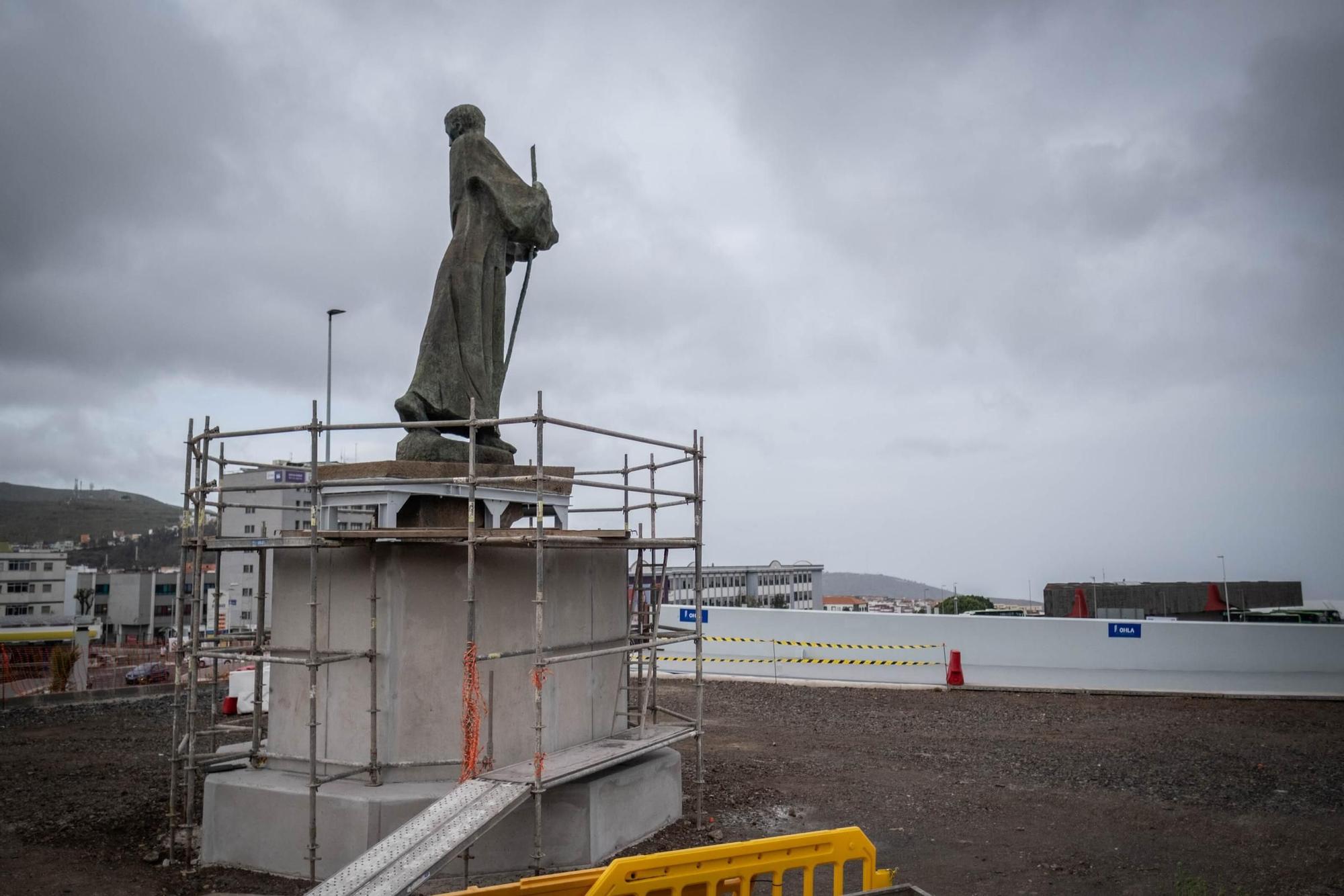 Colocación del Padre Anchieta en su nueva ubicación