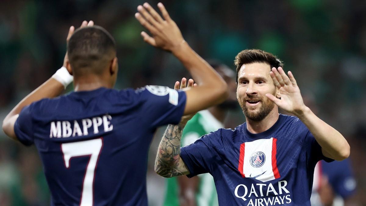 Messi celebrando su gol con Mbappé