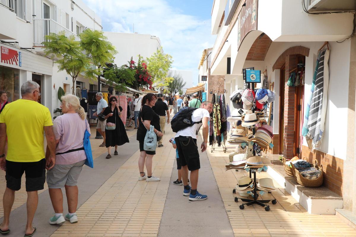 Turistas en una calle de Sant Francesc de Formentera en una imagen de archivo