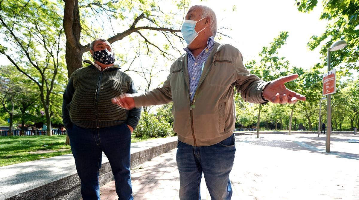 Ambiente electoral en el barrio de Vallecas , en la imagen dos pensionistas hablan sobre las elecciones en la Plaza de la Constitución o Plaza Roja de Vallecas.