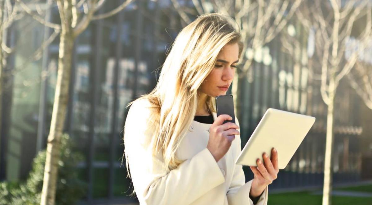 Una estudiante, con su móvil y su tablet