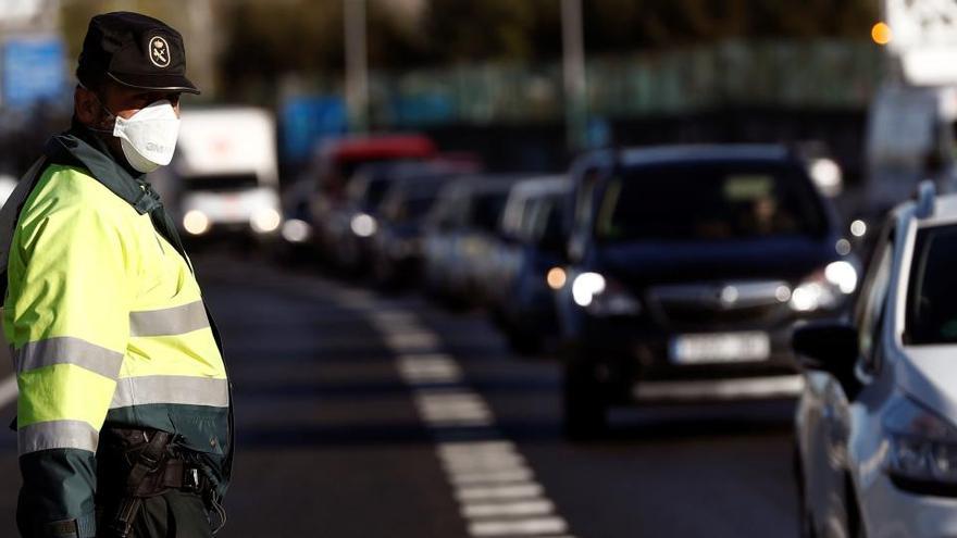 Agentes de la Guardia Civil, en un control en la M-40.