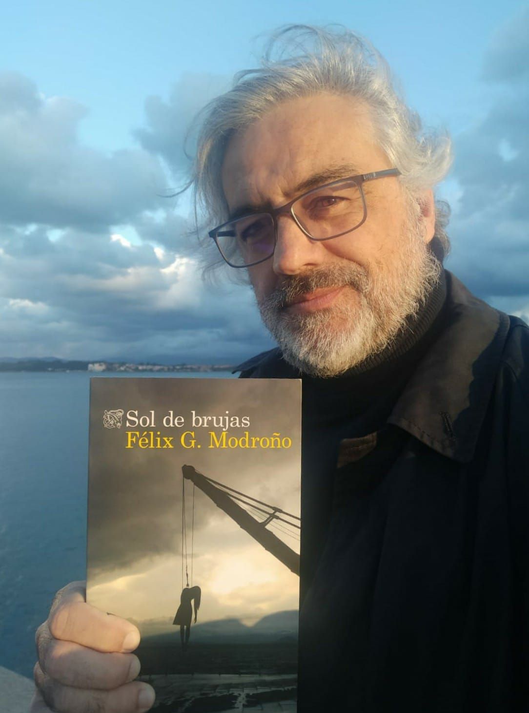 Félix G. Modroño sostiene un ejemplar de su última novela