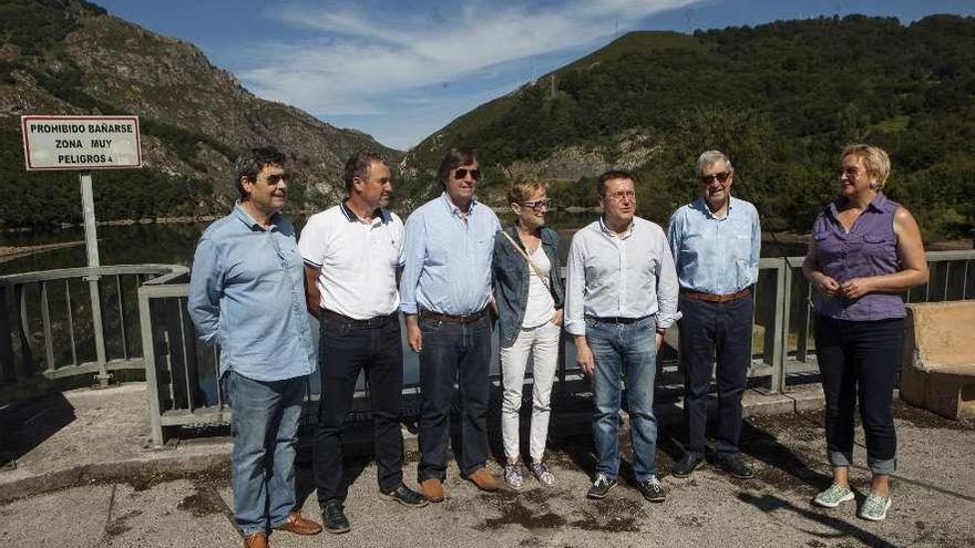 Por la izquierda, José María González, Roberto Fontán, Alfonso Orviz, Pepa Cabello, Rafael Alonso, Alberto Benito y María Antonia García, junto al embalse de Rioseco.