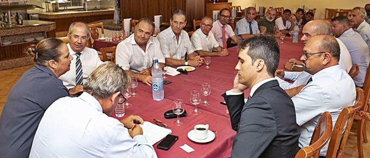 Imagen del encuentro celebrado ayer entre representantes de la cadena RIU y el comité de empresa del hotel Oliva Beach.