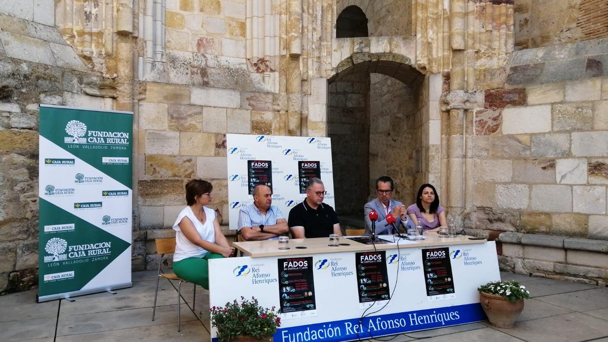 Angélica Marcos, Feliciano Ferrero, Jesús Mª Prada Saavedra, José Luis González Prada y Mº Eugenia Cabezas, en la presentación del Festival Fados