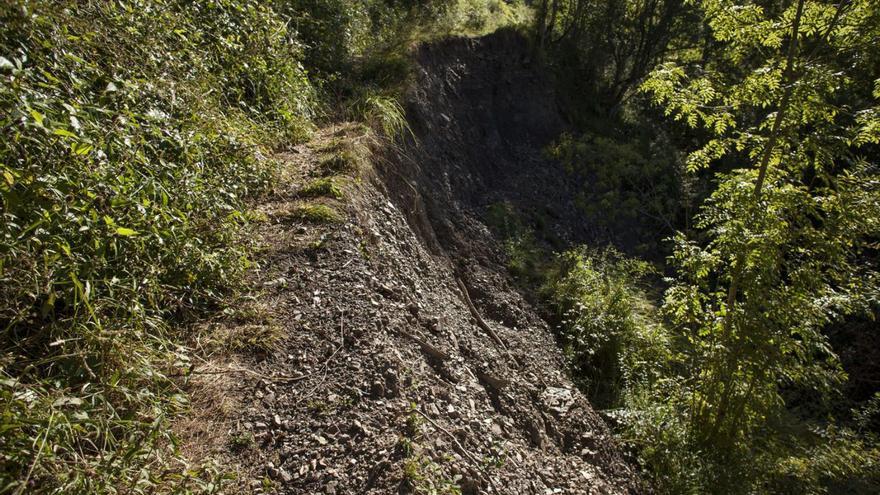 El argayo que lleva desde 2018 impidiendo el paso por el Camín Real, que también forma parte de la ruta circular  del Tabayón del Mongallu, en las cercanías de Tarna. | Fernando Rodríguez