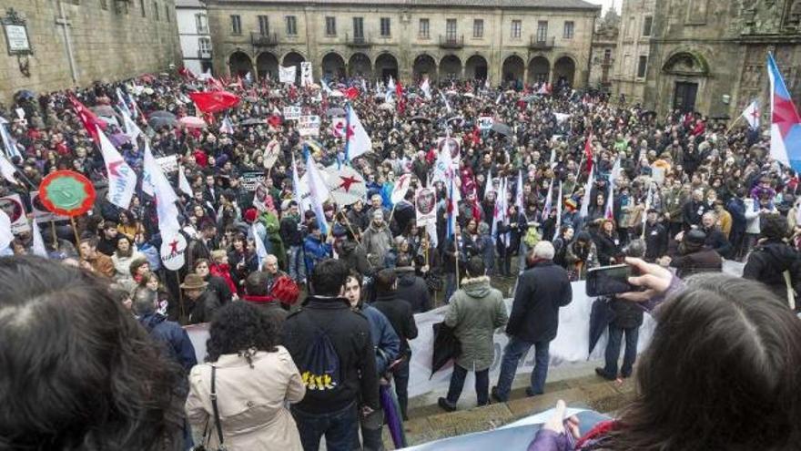 La manifestación concluyó en la plaza de A Quintana tras recorrer las calles de Santiago. / óscar corral