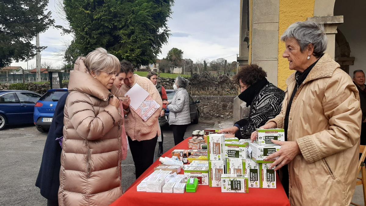 Asistentes al  mercadillo de Lieres en una edición anterior