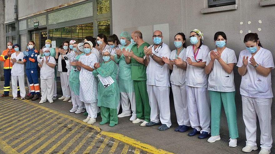 Aplauso sanitario en el Hospital Montecelo.