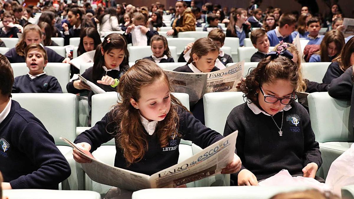 Escolares len os xornais dos seus colexios na gala final dunha das edicións do Faro da Escola. |   // FDV