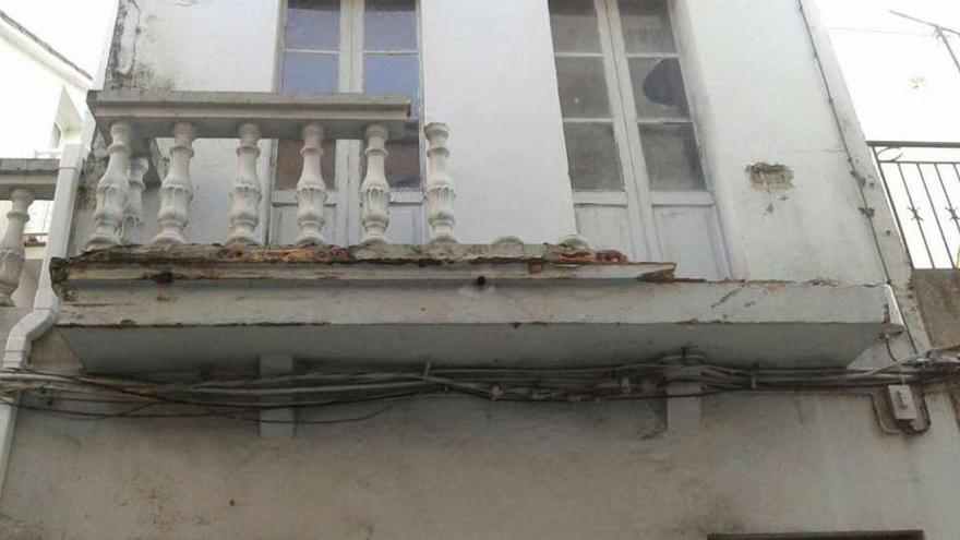 Uno de los edificios ruinosos de la calle de Luis Seoane, en O Grove. // Muñiz