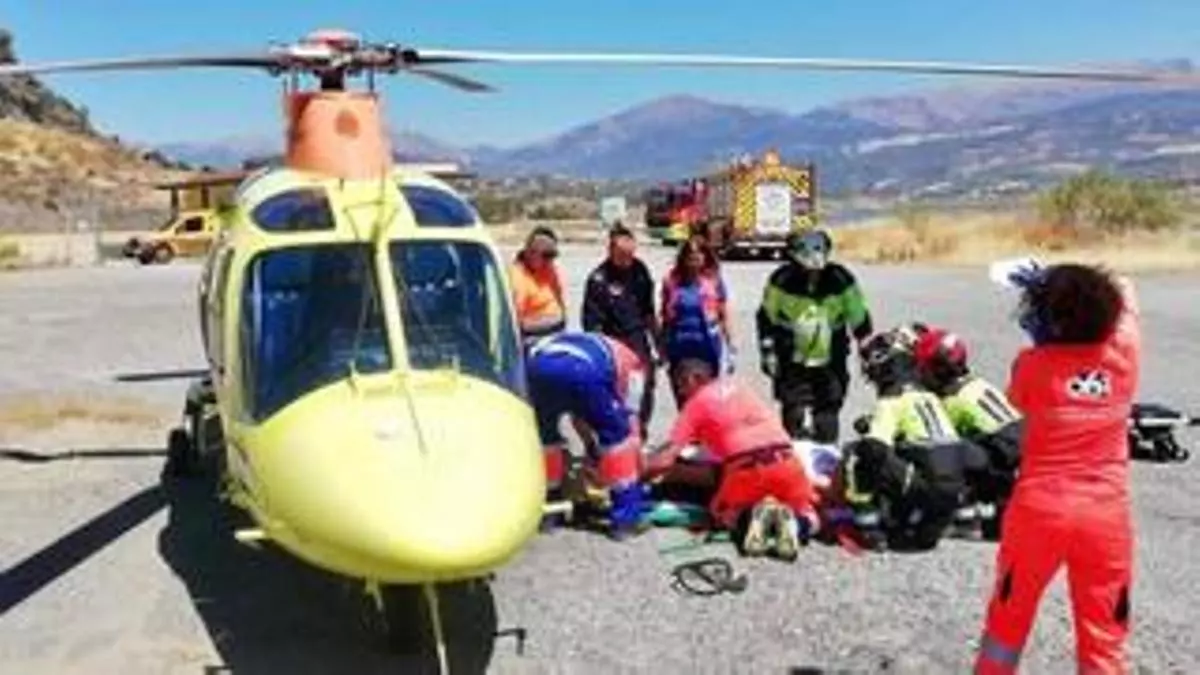 Un herido grave evacuado en helicóptero tras sufrir una caída en moto en La Viñuela