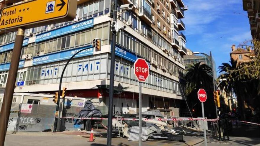 La calle Linaje, cortada por la caída de un andamio