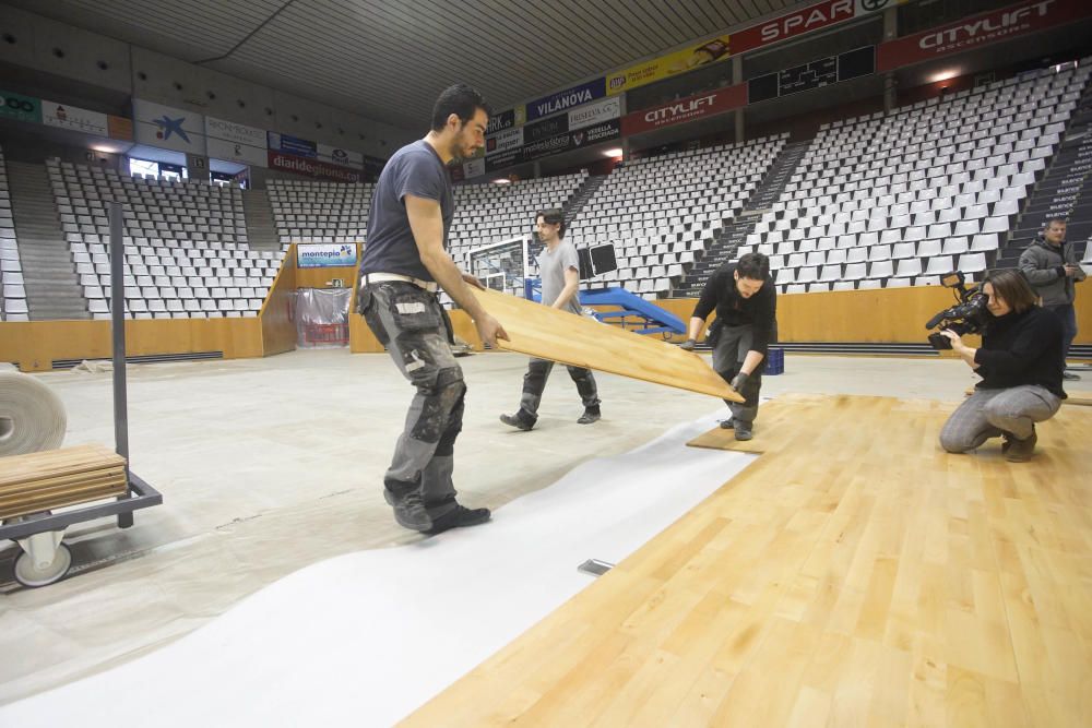 Col·locació del nou parquet del pavelló de Fontajau