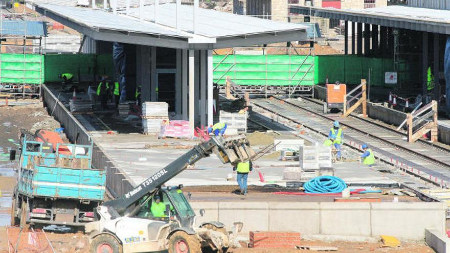 Una viajera atraviesa el renovado primer andén, cuya marquesina tiene ahora columnas.